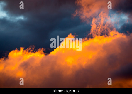 Un arbre de lumière tire sur une lacune dans les nuages au coucher du soleil, à l'origine d'une lueur dorée, Ambleside, Lake District, UK. Banque D'Images