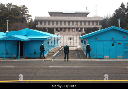 Séoul, Corée, Corée du Sud. 29 janvier, 2013. La police militaire de la Corée du Sud se situent dans un posture agressive qu'ils surveillent la ligne de démarcation (dalle de béton reliant les deux salles de conférence bleu) qui la sépare de la Corée du Nord (arrière-plan) dans la zone démilitarisée (DMZ) zone commune de sécurité à Séoul le 29 janvier 2013. © Stephen Shaver/ZUMAPRESS.com/Alamy Live News Banque D'Images