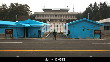 Séoul, Corée, Corée du Sud. 29 janvier, 2013. La police militaire de la Corée du Sud se situent dans un posture agressive qu'ils surveillent la ligne de démarcation (dalle de béton reliant les deux salles de conférence bleu) qui la sépare de la Corée du Nord (arrière-plan) dans la zone démilitarisée (DMZ) zone commune de sécurité à Séoul le 29 janvier 2013. © Stephen Shaver/ZUMAPRESS.com/Alamy Live News Banque D'Images