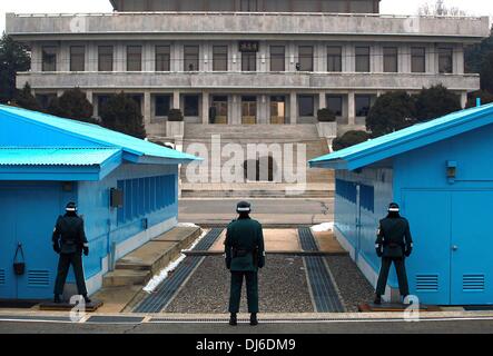 Séoul, Corée, Corée du Sud. 29 janvier, 2013. La police militaire de la Corée du Sud se situent dans un posture agressive qu'ils surveillent la ligne de démarcation (dalle de béton reliant les deux salles de conférence bleu) qui la sépare de la Corée du Nord (arrière-plan) dans la zone démilitarisée (DMZ) zone commune de sécurité à Séoul le 29 janvier 2013. © Stephen Shaver/ZUMAPRESS.com/Alamy Live News Banque D'Images