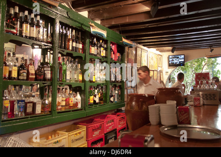 L'intérieur d'El Pimpi, un bar à tapas traditionnel à Malaga Banque D'Images