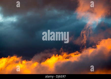 Un arbre de lumière tire sur une lacune dans les nuages au coucher du soleil, à l'origine d'une lueur dorée, Ambleside, Lake District, UK. Banque D'Images