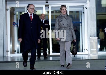 Madrid, Espagne. 22 nov., 2013. La princesse Elena visites au Roi Juan Carlos d'Espagne à l'Hôpital Universitaire de Quiron le 22 novembre 2013 à Pozuelo de Alarcon, Espagne. Le roi d'Espagne est à la chirurgie pour obtenir une prothèse définitive sur sa hanche gauche. L'opération sera le neuvième du Roi en trois années de crédit : Jack Abuin/ZUMAPRESS.com/Alamy Live News Banque D'Images