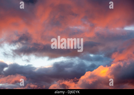 Un arbre de lumière tire sur une lacune dans les nuages au coucher du soleil, à l'origine d'une lueur dorée, Ambleside, Lake District, UK. Banque D'Images