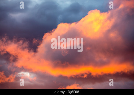 Un arbre de lumière tire sur une lacune dans les nuages au coucher du soleil, à l'origine d'une lueur dorée, Ambleside, Lake District, UK. Banque D'Images