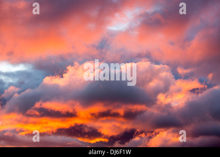 Un arbre de lumière tire sur une lacune dans les nuages au coucher du soleil, à l'origine d'une lueur dorée, Ambleside, Lake District, UK. Banque D'Images