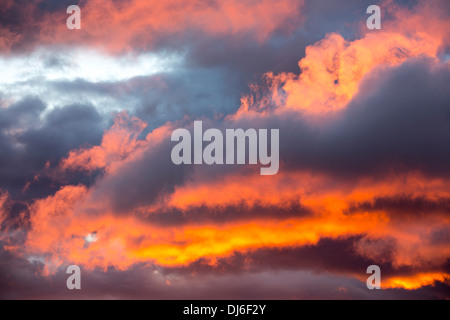 Un arbre de lumière tire sur une lacune dans les nuages au coucher du soleil, à l'origine d'une lueur dorée, Ambleside, Lake District, UK. Banque D'Images