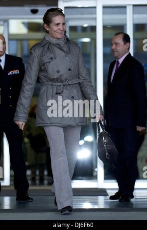 Madrid, Espagne. 22 nov., 2013. La princesse Elena visites au Roi Juan Carlos d'Espagne à l'Hôpital Universitaire de Quiron le 22 novembre 2013 à Pozuelo de Alarcon, Espagne. Le roi d'Espagne est à la chirurgie pour obtenir une prothèse définitive sur sa hanche gauche. L'opération sera le neuvième du Roi en trois années de crédit : Jack Abuin/ZUMAPRESS.com/Alamy Live News Banque D'Images