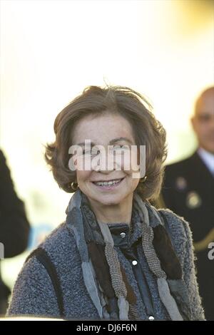 Madrid, Espagne. 22 nov., 2013. La Reine Sofia d'Espagne Visite au Roi Juan Carlos d'Espagne à l'Hôpital Universitaire de Quiron le 22 novembre 2013 à Pozuelo de Alarcon, Espagne. Le roi d'Espagne est à la chirurgie pour obtenir une prothèse définitive sur sa hanche gauche. L'opération sera le neuvième du Roi en trois années de crédit : Jack Abuin/ZUMAPRESS.com/Alamy Live News Banque D'Images