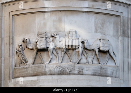 Londres, Angleterre, Royaume-Uni. Allégement de la chamelle au-dessus de l'entrée de la banque HSBC. Ancien site de l'importateur d'un plateau/bouilloire Banque D'Images