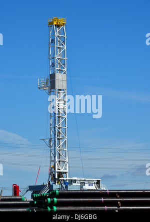 Un forage de pétrole et de gaz, avec des tas de tuyaux d'acier. Texas, USA. Banque D'Images