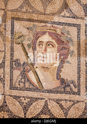 Détail d'une mosaïque en céramique. Un portrait d'un jeune homme avec un sceptre dans cette mosaïque carrelage décoratif. Banque D'Images