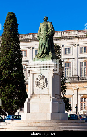 Statue du roi Dom Carlos I et le Palais National de Ajuda en arrière-plan. Lisbonne, Portugal. Palais royal néoclassique du 19e siècle Banque D'Images