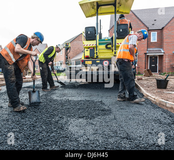 Tarmacadam revêtements routiers sur une rue résidentielle Banque D'Images