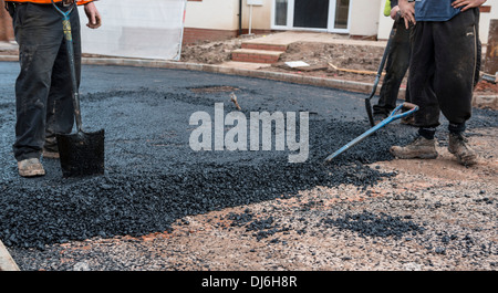 Tarmacadam revêtements routiers sur une rue résidentielle Banque D'Images