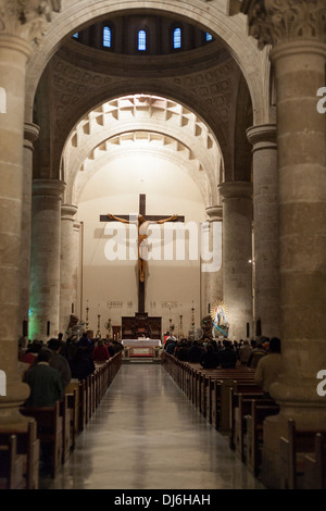 Le Christ des blisters en Cathédrale de Mérida. Une congrégation vénère avec un prêtre dans la plus vieille cathédrale de Mexico Banque D'Images