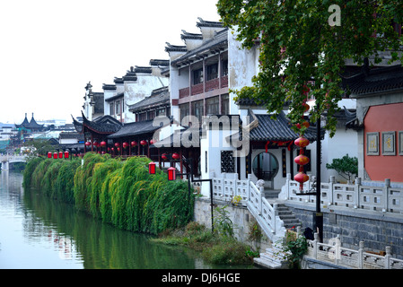 Les bâtiments traditionnels le long de la rivière Qinhuai, Nanjing, Jiangsu Province, China. Banque D'Images