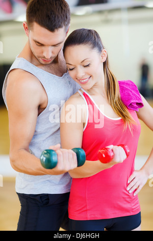 Deux smiling people working out with dumbbells Banque D'Images