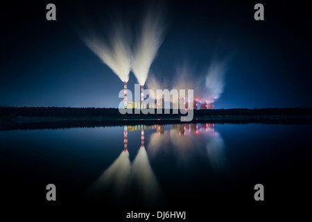 Coal power station et nuit - Belchatow en Pologne. Banque D'Images