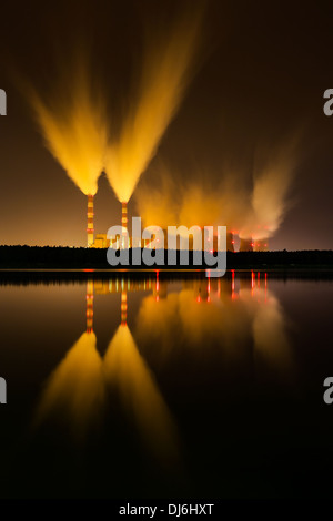 Coal power station et nuit - Belchatow en Pologne. Banque D'Images