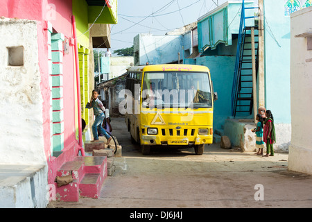 Indian school bus allant à travers un village de l'Inde rurale. L'Andhra Pradesh, Inde Banque D'Images