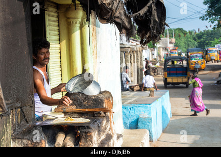 La cuisine indien masala dosa pour les gens dans un village rural. L'Andhra Pradesh, Inde Banque D'Images