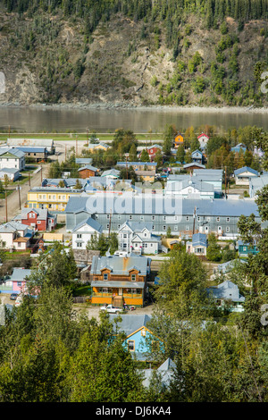 À descendre sur Dawson City, Yukon Canada avec le fleuve Yukon en arrière-plan. Banque D'Images