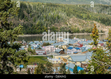 À descendre sur Dawson City, Yukon Canada avec le fleuve Yukon en arrière-plan. Banque D'Images