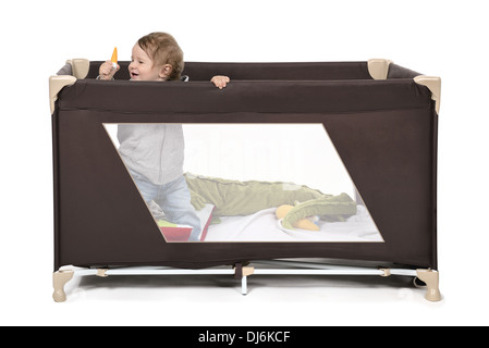 Enfant jouant au jeu portable bed Banque D'Images