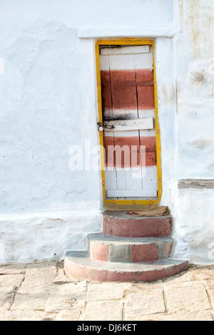 Vieille porte en bois dans un village de l'Inde rurale. L'Andhra Pradesh, Inde Banque D'Images