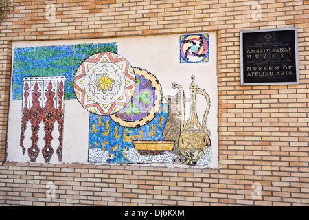 Mosaïque sur un mur à l'entrée du Musée des Arts Appliqués, Tachkent, Ouzbékistan Banque D'Images