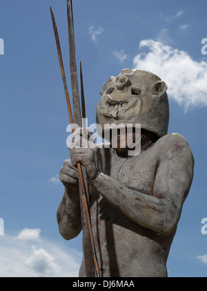 Archer de l'Asaro Mudmen Singsing, Groupe Daulo, District de la Province orientale des Highlands - Show Goroka Papouasie Nouvelle Guinée Banque D'Images