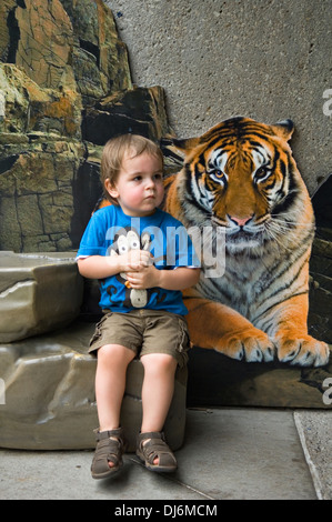 Enfant assis à côté de la photo d'un tigre du Zoo de Louisville de Louisville, Kentucky Banque D'Images