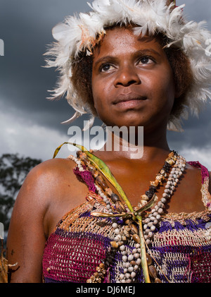 Fille en robe bilum ( basée sur une chaîne traditionnelle ) sac Goroka Show, Papouasie Nouvelle Guinée Banque D'Images