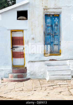 Vieilles portes en bois dans un village de l'Inde rurale. L'Andhra Pradesh, Inde Banque D'Images