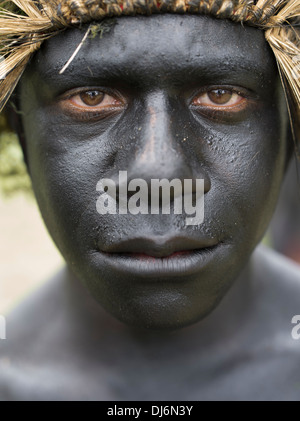 Jeune homme de Nomba Womens Singsing, Groupe Daulo, District de la Province orientale des Highlands - Goroka Show, Papouasie Nouvelle Guinée Banque D'Images