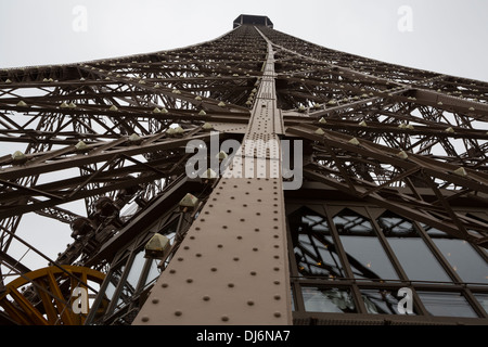 La structure de la Tour Eiffel à Paris, France la jambe, tourné vers le haut à partir de la base, du paysage. Banque D'Images