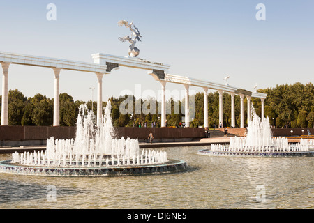 Les fontaines d'eau et de l'indépendance Ezgulik Arch, Independence Square, Place Maydoni, Tachkent, Ouzbékistan Banque D'Images