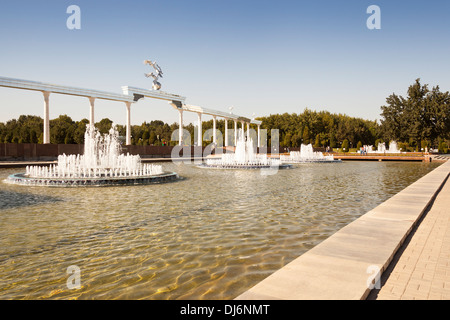 Les fontaines d'eau et de l'indépendance Ezgulik Arch, Independence Square, Place Maydoni, Tachkent, Ouzbékistan Banque D'Images