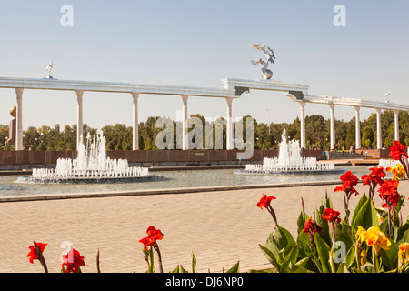 Les fontaines d'eau et de l'indépendance Ezgulik Arch, Independence Square, Place Maydoni, Tachkent, Ouzbékistan Banque D'Images