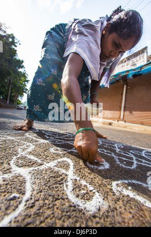 Dessin femme kolam hindou treshold, signes ou Mamallapuram Mahabalipuram, Tamil Nadu, Inde Banque D'Images