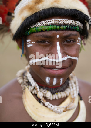 Jeune femme tribale à Goroka Show Festival Culturel, Goroka, Eastern Highlands Province, Papouasie Nouvelle Guinée Banque D'Images