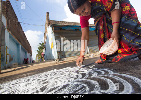 Dessin femme kolam hindou treshold, signes ou Mamallapuram Mahabalipuram, Tamil Nadu, Inde Banque D'Images