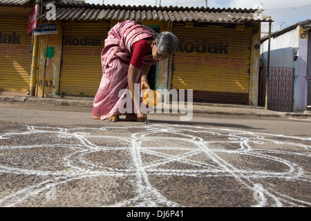 Dessin femme kolam hindou treshold, signes ou Mamallapuram Mahabalipuram, Tamil Nadu, Inde Banque D'Images