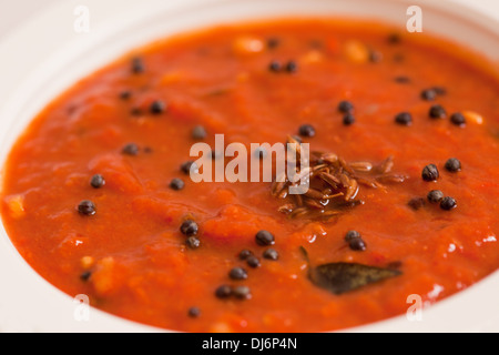 - Chutney de tomates Chutney de tomates est un plat populaire de la cuisine indienne du Sud & est un condiment épicé. Banque D'Images