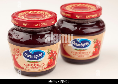 Deux pots de sauce aux canneberges Ocean Spray wholeberry Banque D'Images