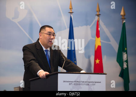 Macao, Chine. 23 nov., 2013. Chef de l'exécutif de la Région administrative spéciale de Macao Chui Sai sur les adresses d'une cérémonie célébrant le 20e anniversaire de l'UE et Macao Accord de commerce et de coopération à Macao, Chine du sud, le 23 novembre 2013. Chui et visiter le président de la Commission européenne, José Manuel Barroso, ont tous deux assisté à la cérémonie de célébration le samedi.(Xinhua/Ka Kam Cheong) (ry) Credit : Cheong Kam Ka/Xinhua/Alamy Live News Banque D'Images