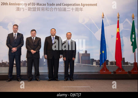 Macao, Chine. 23 nov., 2013. Chef de l'exécutif de la Région administrative spéciale de Macao Chui Sai On (2e R), visiter le président de la Commission européenne, Jose Manuel Barroso (2L) et d'autres délégués posent pour une photo de groupe lors d'une cérémonie célébrant le 20e anniversaire de l'UE et Macao Accord de commerce et de coopération à Macao, Chine du sud, le 23 novembre 2013. Credit : Cheong Kam Ka/Xinhua/Alamy Live News Banque D'Images