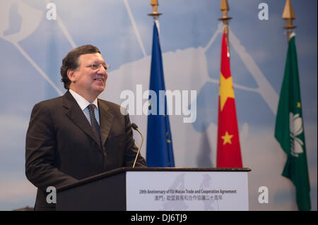 Macao, Chine. 23 nov., 2013. Le Président de la Commission européenne, Jose Manuel Barroso, traite d'une cérémonie célébrant le 20e anniversaire de l'UE et Macao Accord de commerce et de coopération à Macao, Chine du sud, le 23 novembre 2013. Chef de l'exécutif de la Région administrative spéciale de Macao Chui Sai sur et Barroso ont tous deux assisté à la cérémonie de célébration le samedi.(Xinhua/Ka Kam Cheong) (ry) Credit : Cheong Kam Ka/Xinhua/Alamy Live News Banque D'Images