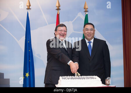 Macao, Chine. 23 nov., 2013. Chef de l'exécutif de la Région administrative spéciale de Macao Chui Sai sur (R) et le président de la Commission européenne, Jose Manuel Barroso, assister à une cérémonie célébrant le 20e anniversaire de l'UE et Macao Accord de commerce et de coopération à Macao, Chine du sud, le 23 novembre 2013. Credit : Cheong Kam Ka/Xinhua/Alamy Live News Banque D'Images